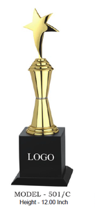 Elegantes trofeos de metal dorado elaborados con detalles finos, ideales para honrar logros en deportes, educación y negocios. - Product Image 6
