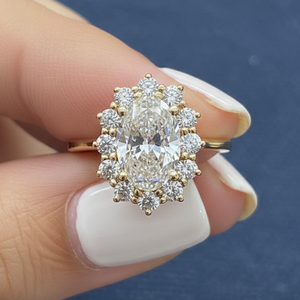 Anillo de Compromiso con Diamante Ovalado Cultivado en Laboratorio de 2.65CT, Certificado IGI, VVS2, Color F, Oro de 14K con Baño de Rodio - Product Image 2