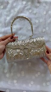กระเป๋าถือโลหะสีเงินพร้อมลายดอกไม้แกะสลักและหูจับแบบบิดเกลียวสำหรับตกแต่งบ้าน - Product Image 3