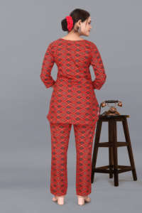 Ensemble coordonné élégant pour femme en poly-rayonne imprimé rouge, tenue décontractée deux pièces à col rond, coupe ample, pantalon et veste pour femme, durable - Product Image 4