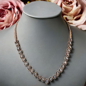 Collier solitaire avec diamants fantaisie cultivés en laboratoire dans un serti halo pour les mariages et les occasions spéciales - Product Image 4