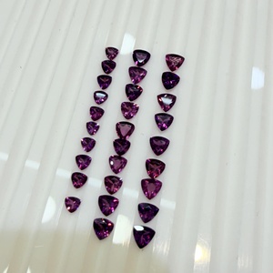 AJ Gems Granate Rodolita Natural Tratado Térmicamente, Corte Trillón Morado, Piedra Suelta Transparente Facetada con Juego de Color de Rajastán - Product Image 1