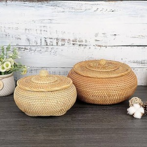 Panier de rangement rond en rotin naturel avec couvercle, boîte en rotin écologique multi-usages pour la décoration de table, boîte à collations, panier, bac - Product Image 1