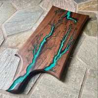 Planche à charcuterie artisanale en bois d'acacia et résine bleu océan profond, plateau de service en époxy motif vague marine, grande assiette à fromage en bois, vente en gros