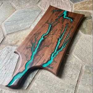 Planche à charcuterie artisanale en bois d'acacia et résine bleu océan profond, plateau de service en époxy motif vague marine, grande assiette à fromage en bois, vente en gros - Product Image 2