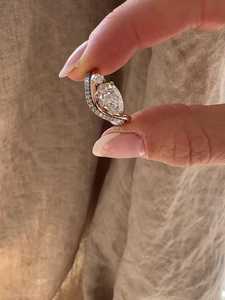 Bague de fiançailles et de mariage en diamant de laboratoire taille poire, certifiée IGI, avec accent ondulé, solitaire pour femme, sertie sur les côtés, en or 14K - Product Image 4