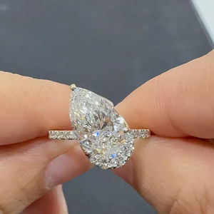 Anillo de compromiso clásico de plata 925 con moissanita de corte pera para mujer, regalo sorpresa para pareja - Product Image 1