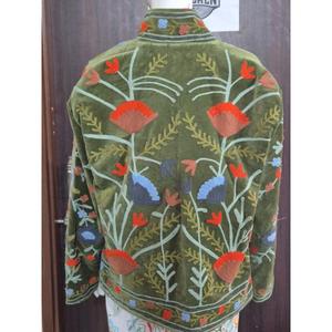 เสื้อแจ็คเก็ตกำมะหยี่สไตล์โบฮีเมียนวินเทจ ปักมืออย่างประณีต แบรนด์ SR Exports สำหรับผู้หญิง ผลิตจากรัฐราชสถาน สามารถใส่กลับด้านได้ - Product Image 4
