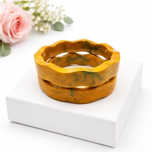 Brazaletes de Resina Listos para Venta al por Menor, Brazaletes de Resina de Calidad, Brazaletes de Resina de Color Sólido, Artículo de Resina para Uso en Fábrica y Venta al por Mayor Personalizada - Product Image 1