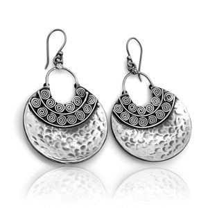 ต่างหูเงินแท้ 925 รุ่น Silver Mountain SKU7674 รูปทรงครึ่งวงกลมแบบตอกลายเกลียว  สำหรับผู้หญิง สไตล์โบโฮ/ชนเผ่า  พร้อมตราประทับ เหมาะสำหรับเป็นของขวัญ - Product Image 1