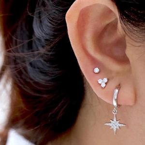 Pendientes de Oro Sólido de 14k con Tres Diamantes, Venta al por Mayor Directa de Fábrica, Pendientes con 3 Piedras en Forma de Flor, Proveedor de Joyería Fina Personalizada - Product Image 2