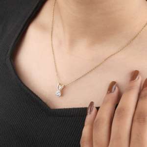 จี้เพชรคาราทลีฟ 14K ทองคำแท้ เพชรเลี้ยงในห้องปฏิบัติการ 1 กะรัต ทรงกลมเจียระไนบริลเลียนท์ แบบโซลิแทร์ ตัวจับรูปตัววี รับรองโดย IGI เครื่องประดับหรูหรา - Product Image 1
