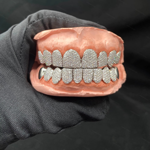 Meilleur prix pour Grillz dentaire personnalisé en argent 925, style Hip Hop, serti de diamants Moissanite, bijoux dentaires en argent - Product Image 1