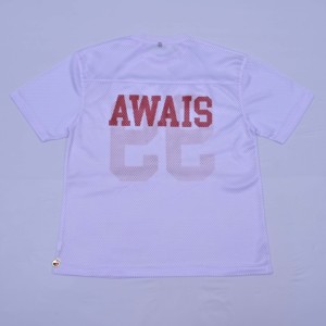 เสื้อยืดลำลองผู้ชายสีขาวคุณภาพพรีเมียม ผ้าตาข่าย แขนสั้น คอกลม พิมพ์ลายสีแดงด้านหน้า ระบายอากาศได้ดี สปอร์ต ทรงปกติ ผ้าถัก ซักแล้ว - Product Image 3