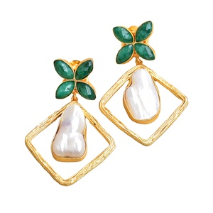 Boucles d'oreilles pendantes en laiton en gros, perles en vrac, cristaux de guérison authentiques, texture en laiton mat, sans nickel, durables, mode en gros - Product Image 1
