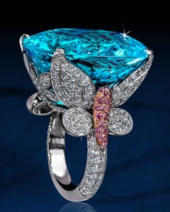 Bague de fiançailles pour femme en acier inoxydable plaqué platine, sertie d'un moissanite ovale bleu, motif floral ethnique incrusté et monture griffe - Product Image 5
