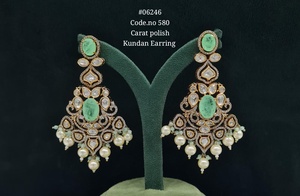 Pendientes colgantes Kundan 06246 con piedras ovaladas dobles, pendientes chapados en Mehandi, de latón, para mujeres, para bodas, fiestas y ocasiones festivas. - Product Image 2