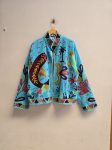 Veste Suzani en velours aquatique de qualité supérieure pour femme, broderie multicolore de poissons, manteau ethnique bohème, vêtements d'extérieur de créateur en gros - Product Image 1