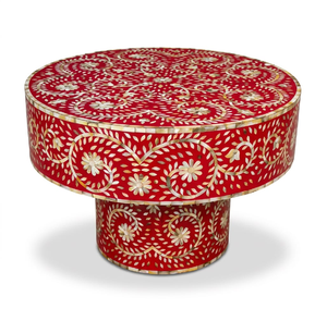 Mesa de centro redonda roja con incrustaciones florales de hueso sobre una base de pedestal. Disponible a precios de mayorista. - Product Image 1