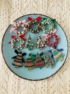 Adornos navideños con cuentas, coronas y árboles colgantes, decoración hecha a mano estilo festivo - Product Image 1