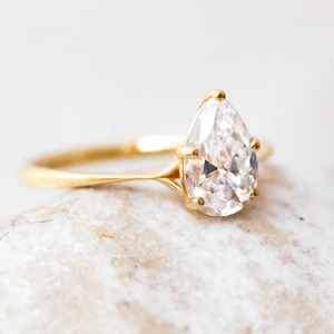 Bague de fiançailles solitaire en or jaune avec diamant de laboratoire taille poire - Product Image 1