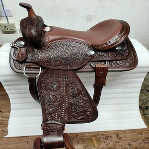 Silla de Montar Occidental Personalizada de Alta Calidad – Silla de Cuero Duradera para Caballo con Asiento Profundo y Conchos Decorativos de Adeefa - Product Image 1
