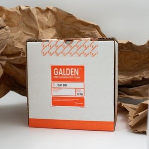 น้ำยาล้างทำความสะอาด Syensqo Galden SV55/SV70/SV80/SV110/SV135 บรรจุภัณฑ์ 5 กก. ต่อถัง ผู้จัดจำหน่ายโดยตรง สารเพอร์ฟลูออโรโพลีอีเทอร์ (PFPE) - Product Image 1