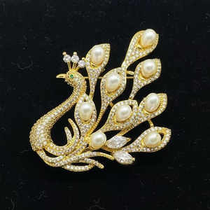 เข็มกลัดมุกน้ำจืดดีไซน์นกยูงหรูหราสำหรับผู้ชายและผู้หญิง ชุบทอง - Product Image 1