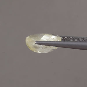 Saphir Jaune Naturel 100% de Forme Ovale, Pierre Précieuse Non Montée 12x9.5mm, Taille 6.64 Carats, Certifié IGI, Effet de Couleur (Waxing/Oiling) Excellent - Product Image 2