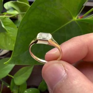 Anillo de Compromiso East West de 1 Quilate con Engaste de Bisel, Oro Amarillo de 14K, Joyería Fina con Diamantes, Certificado IGI, Claridad VVS, Color EF - Product Image 2