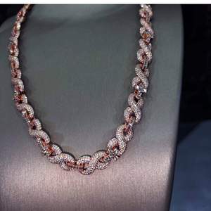สร้อยคอฮิปฮอปแบบ Cuban Link เงินแท้ 925 ชุบทอง ประดับเพชรโมอิสซาไนต์ทรงเหลี่ยม สำหรับงานแต่งงาน งานหมั้น หรืองานปาร์ตี้ (แบบ unisex) - Product Image 1