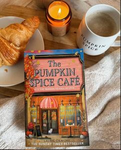 Le livre broché « The Pumpkin Spice Cafe » de Laurie Gilmore. C'est la saison pour tomber amoureux. Une histoire d'amour de petite ville, pleine de bonheur. - Product Image 4