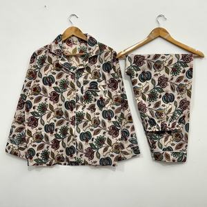 Conjunto de Pijama Elegante para Mujer, Manga Larga, Estampado Floral, Cuello Camisero, Ropa de Dormir Informal, 100% Algodón, Pantalones Cortos Largos - Product Image 1
