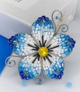 Broche florale brodée à la main par un créateur, accessoire de bijouterie perlée pour robes, blazers et manteaux – Broderie perlée de luxe unique - Product Image 5