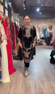 Conjunto de Top y Pantalón de Terciopelo de Viscosa con Bordado de Lentejuelas y Dupatta, Color Negro, para Fiesta, Estilo Tradicional Indio - Product Image 2