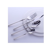 Couverts en métal : une expérience de table contemporaine, un accent créé pour soutenir les traditions culinaires élégantes et le confort résidentiel