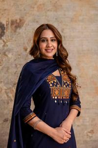 Ensemble Salwar Kameez brodé bleu de qualité supérieure, entièrement doublé, avec pantalon et dupatta assortis, en lin, pour femmes, pour mariage, fêtes et occasions ethniques - Product Image 3