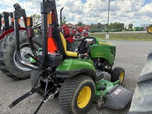 Tractor Utilitario Subcompacto John Deere 1023E de Alta Calidad, 4x4, Agrícola, con Bomba Automática - Product Image 3