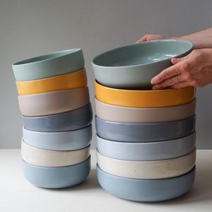 Tazón de servir contemporáneo de cerámica blanca moteada, lados anchos y rectos, interior liso y esmaltado, duradero, apto para alimentos, para cenas modernas - Product Image 4