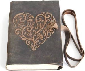 Journal de voyage rustique vintage fait main en cuir gaufré cœur, couverture rigide, papier sans acide, reliure cousue, fermeture magnétique, format A5 - Product Image 1