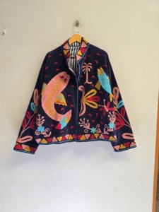 Chaqueta de terciopelo azul marino Suzani para mujer, bordada a mano con peces tropicales, abrigo étnico bohemio, ropa de abrigo de diseñador al por mayor para exportación - Product Image 3