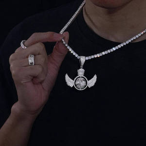 Colgante de Alas de Globo Giratorio con Incrustaciones de Diamantes y Corona, Colgante de Alas de Ángel Brillantes, Joyería Unisex Estilo Hip Hop, Regalo - Product Image 3