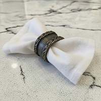 Anneau de serviette en argent plaqué avec un design embossé exquis pour les fournitures de restaurant et la décoration de table d'hôtel, look royal