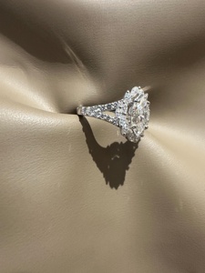 Bague de fiançailles de luxe pour femme avec diamant taille marquise et bande pavée halo - Cadeau - Product Image 4