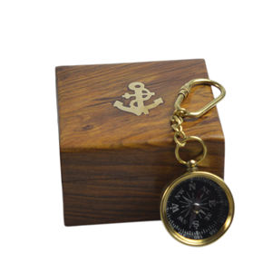 Llavero Decorativo con Diseño Náutico y Acabado Dorado, con Caja de Madera Color Marrón - Product Image 5