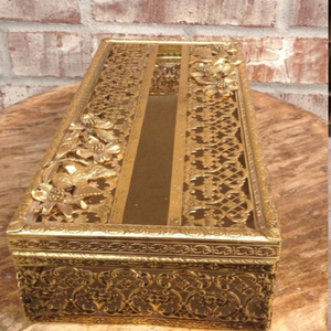 Exquisita caja de pañuelos de filigrana dorada antigua con grabados florales altamente detallados en toda su superficie. Disponible a precios de mayorista. - Product Image 1