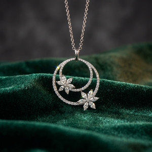 Colgante Floral de Doble Círculo con Diamantes Cultivados en Laboratorio con Corte Marquesa, Chapado en Oro, Regalo Inspirado en la Naturaleza para Ocasiones Festivas - Product Image 3