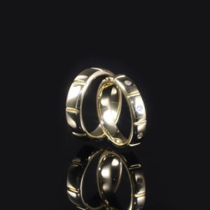 แหวนทองคำแท้ 18K ชุบโรเดียม ดีไซน์ Eternity Band ประดับพลอยธรรมชาติเจียระไนแบบ Brilliant Cut ตัวเรือนแบบ Prong Setting สไตล์คลาสสิกสำหรับหมั้นหมาย ได้รับการรับรองจาก IGI เหมาะสำหรับทั้งชายและหญิง - Product Image 3