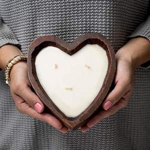 Portavelas de madera en forma de corazón con tres mechas, relleno de cera cremosa, estilo rústico romántico para decoración del hogar. - Product Image 2