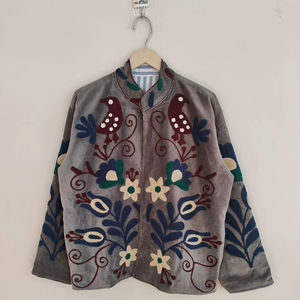 Chaqueta de terciopelo estilo boho Suzani gris con motivos de pájaros coloridos, chaqueta Suzani de terciopelo gris hecha a mano con bordados de pájaros y flores. - Product Image 1